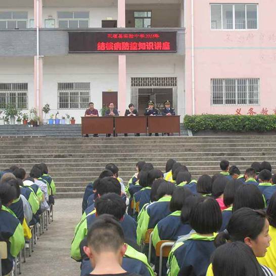 图为永福县卫生计生监督所为永福县实验中学的师生进行传染病法律法规